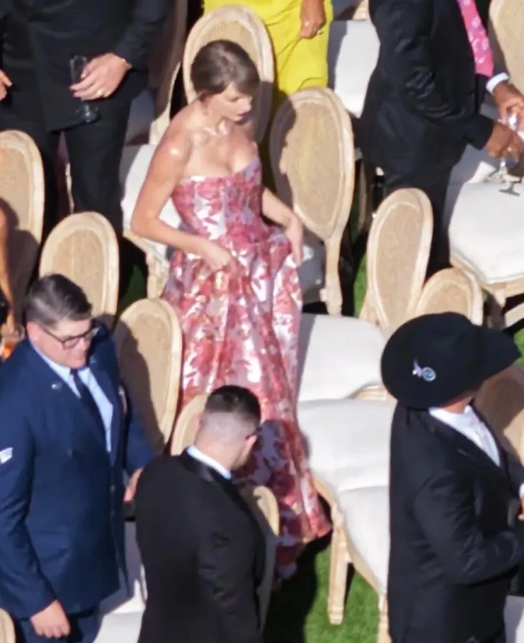 Taylor Swift và chồng mới cưới tay trong tay dự hôn lễ bạn thân