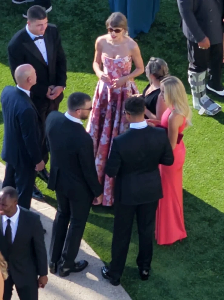 Taylor Swift và chồng mới cưới tay trong tay dự hôn lễ bạn thân