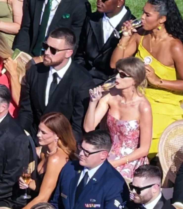 Taylor Swift và chồng mới cưới tay trong tay dự hôn lễ bạn thân
