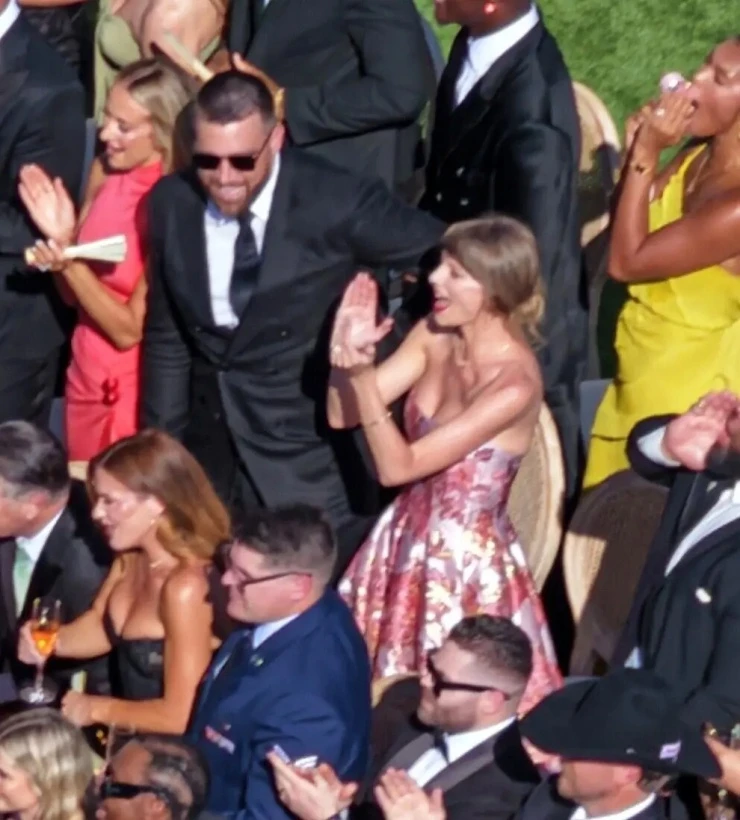 Taylor Swift và chồng mới cưới tay trong tay dự hôn lễ bạn thân