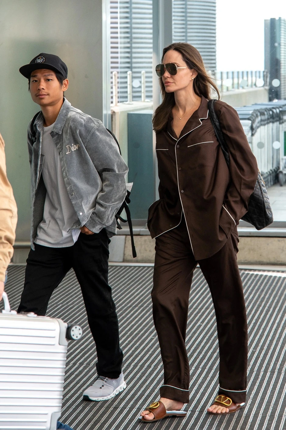Thái độ của Angelina Jolie khi tin con trai nuôi gốc Việt Pax Thiên qua đời lan tràn khắp MXH