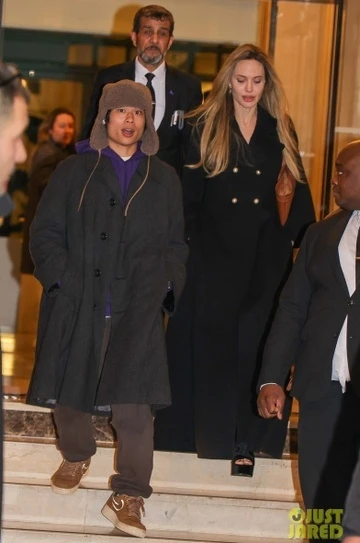 Thái độ của Angelina Jolie khi tin con trai nuôi gốc Việt Pax Thiên qua đời lan tràn khắp MXH