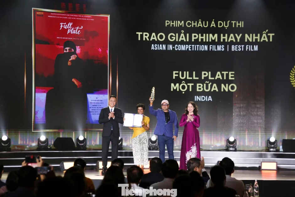 Thái Hòa và phim Tử chiến trên không thắng giải ở Liên hoan phim châu Á Đà Nẵng Thái Hòa và phim Tử chiến trên không thắng giải ở Liên hoan phim châu Á Đà Nẵng