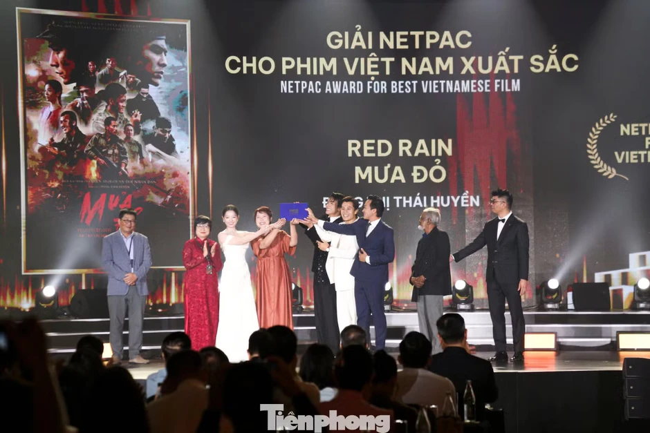 Thái Hòa và phim Tử chiến trên không thắng giải ở Liên hoan phim châu Á Đà Nẵng Thái Hòa và phim Tử chiến trên không thắng giải ở Liên hoan phim châu Á Đà Nẵng