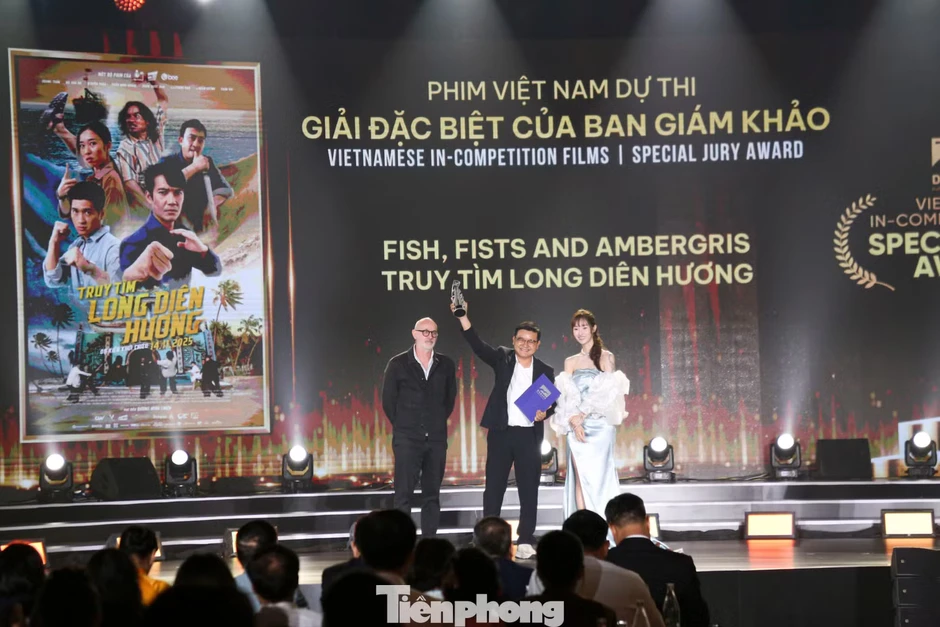 Thái Hòa và phim Tử chiến trên không thắng giải ở Liên hoan phim châu Á Đà Nẵng Thái Hòa và phim Tử chiến trên không thắng giải ở Liên hoan phim châu Á Đà Nẵng