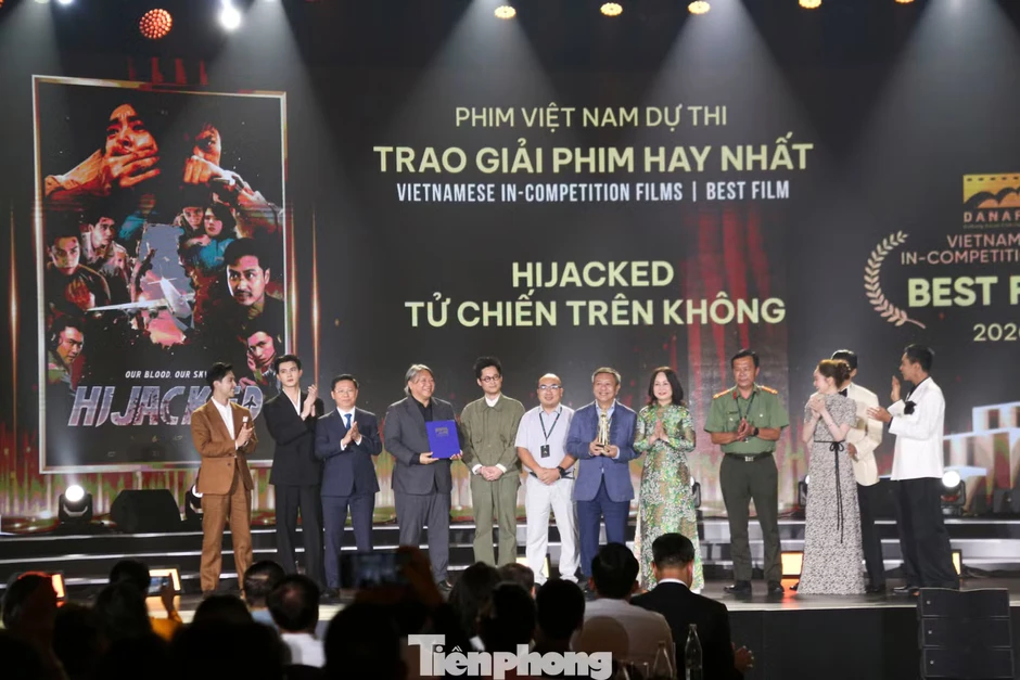Thái Hòa và phim Tử chiến trên không thắng giải ở Liên hoan phim châu Á Đà Nẵng Thái Hòa và phim Tử chiến trên không thắng giải ở Liên hoan phim châu Á Đà Nẵng
