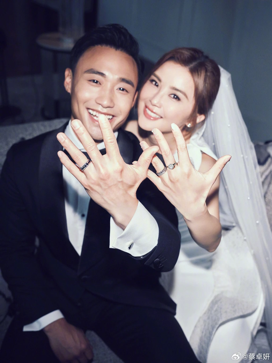 Thái Trác Nghiên (TWINS) cưới “hồng hài nhi” kém 10 tuổi