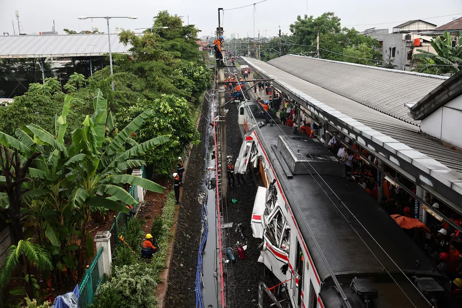 Thảm kịch 2 tàu hỏa đâm nhau tại Indonesia: Số người thiệt mạng tăng gấp đôi, gấp rút tìm kiếm nạn nhân trong đống đổ nát