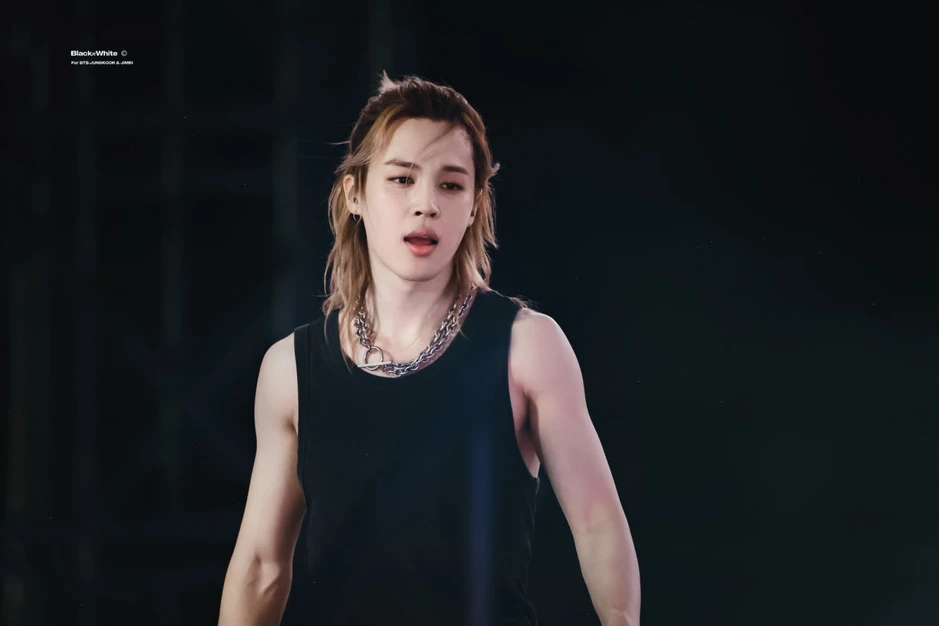 Thành viên BTS gây tranh cãi vì khạc nhổ, văng tục giữa concert