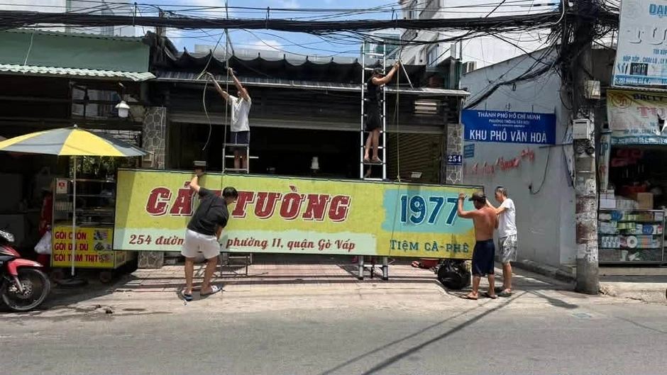 Tháo dỡ biển quán cà phê 25 nghìn một ly ở Gò Vấp của nữ NSƯT nổi đình đám miền Nam một thời Tháo dỡ biển quán cà phê 25 nghìn một ly ở Gò Vấp của nữ NSƯT nổi đình đám miền Nam một thời