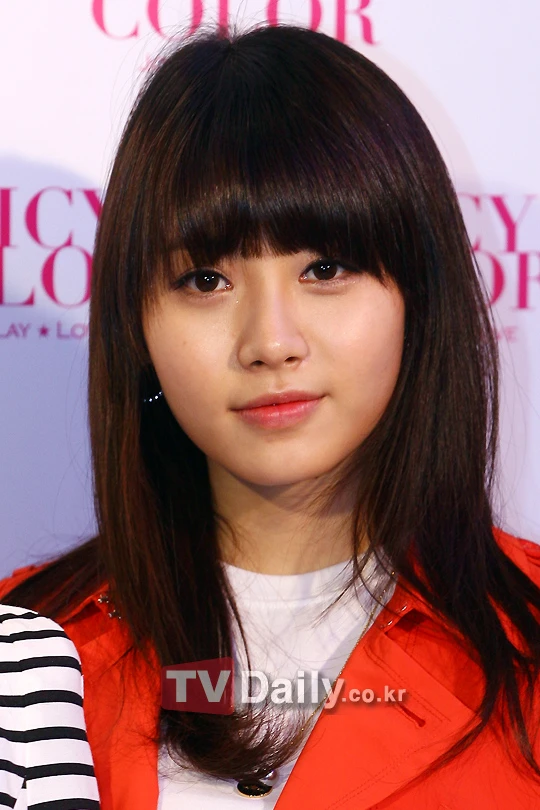 Thấy Suzy - Jiyeon (T-ara) ở cùng 1 chỗ, “thánh body” showbiz vội lao vào buồng kín khóc tu tu 1 mình