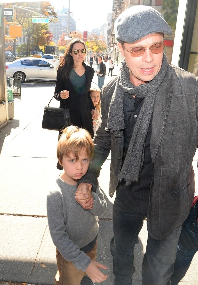Thêm một người con ruột của Brad Pitt từ bỏ họ bố
