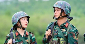 Thì ra không có máy quay, Hoà Minzy và chồng Đại uý đối xử với nhau như thế này