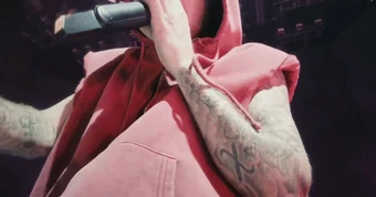 Thiên hạ đệ nhất yêu vợ gọi tên Justin Bieber, tuyên bố công khai: "Em yêu, anh yêu em. Bài hát này dành cho em!"