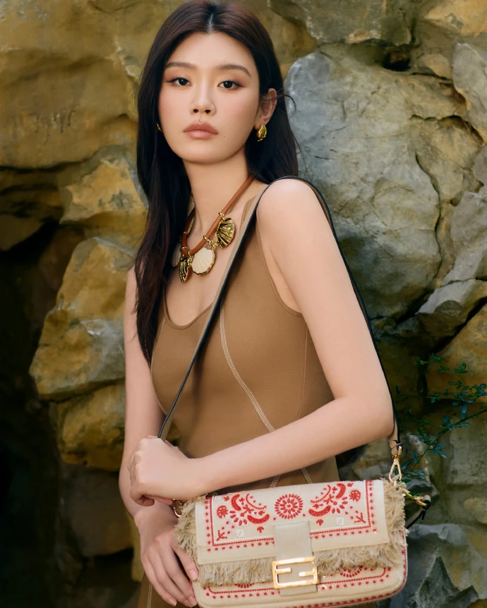 Thiên thần Victoria’s Secret nhận 571 tỷ đồng, lên chức khủng trong gia tộc trùm sòng bạc Macau sau 7 năm làm dâu