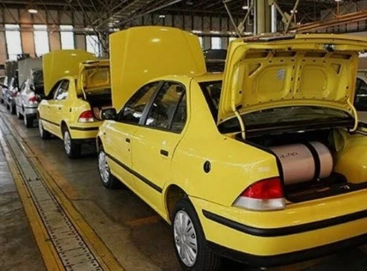 Thiếu xăng dầu kéo dài, người Iran đưa "vũ khí sinh tồn" xuống phố: Nhìn qua cứ ngỡ đến từ tương lai