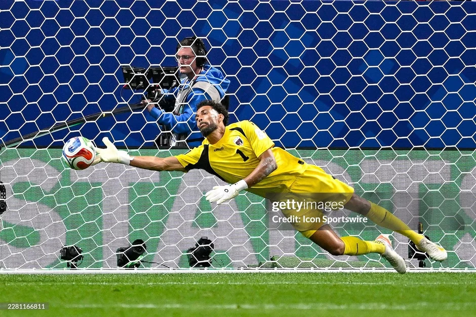 Thủ môn chặn đứng hàng thủ Tây Ban Nha ở World Cup nổi tiếng chóng mặt sau một đêm Thủ môn chặn đứng hàng thủ Tây Ban Nha ở World Cup nổi tiếng chóng mặt sau một đêm