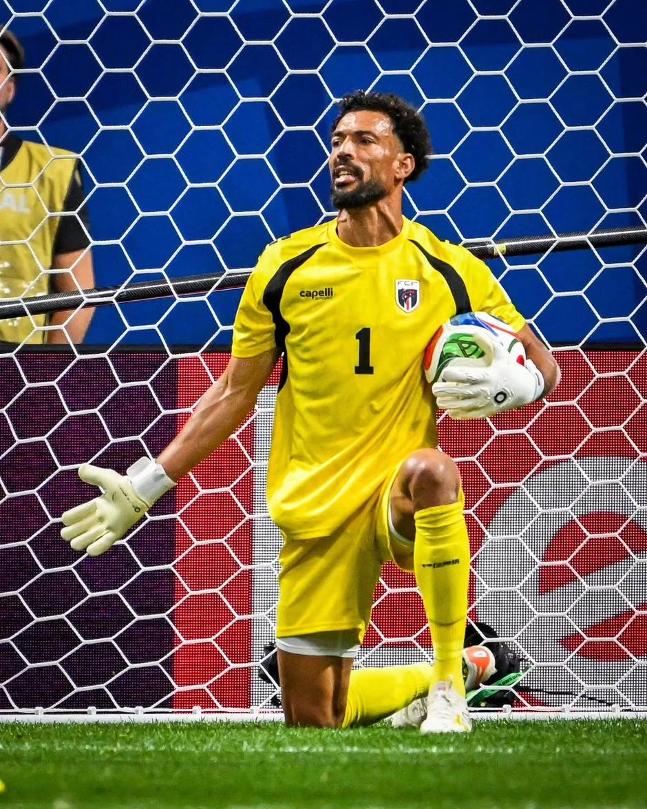 Thủ môn chặn đứng hàng thủ Tây Ban Nha ở World Cup nổi tiếng chóng mặt sau một đêm Thủ môn chặn đứng hàng thủ Tây Ban Nha ở World Cup nổi tiếng chóng mặt sau một đêm