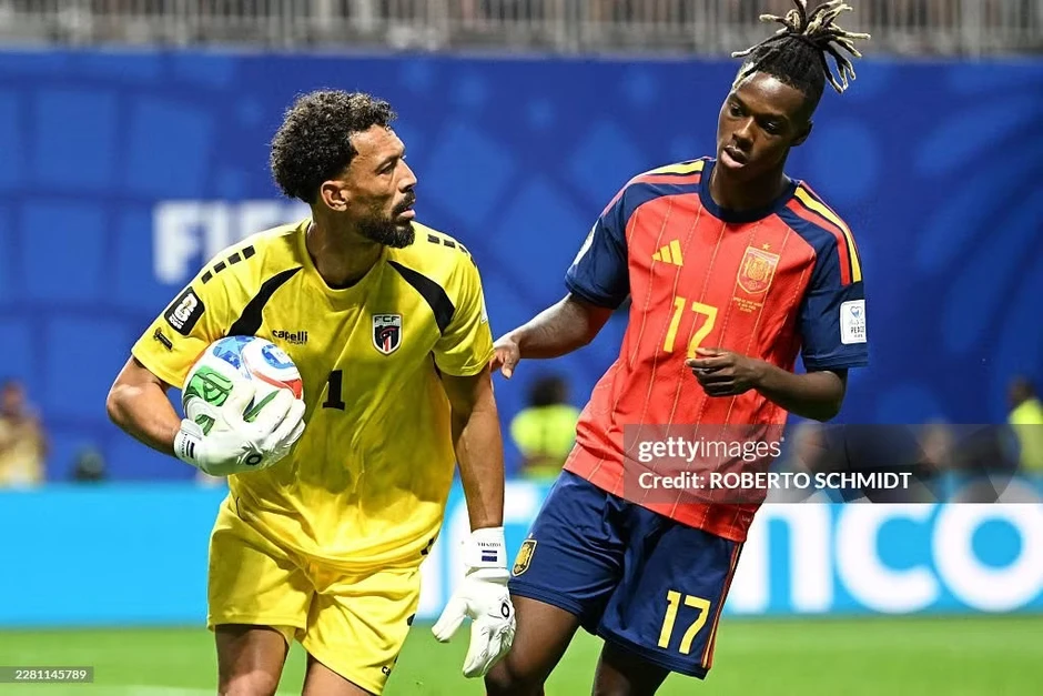 Thủ môn chặn đứng hàng thủ Tây Ban Nha ở World Cup nổi tiếng chóng mặt sau một đêm Thủ môn chặn đứng hàng thủ Tây Ban Nha ở World Cup nổi tiếng chóng mặt sau một đêm