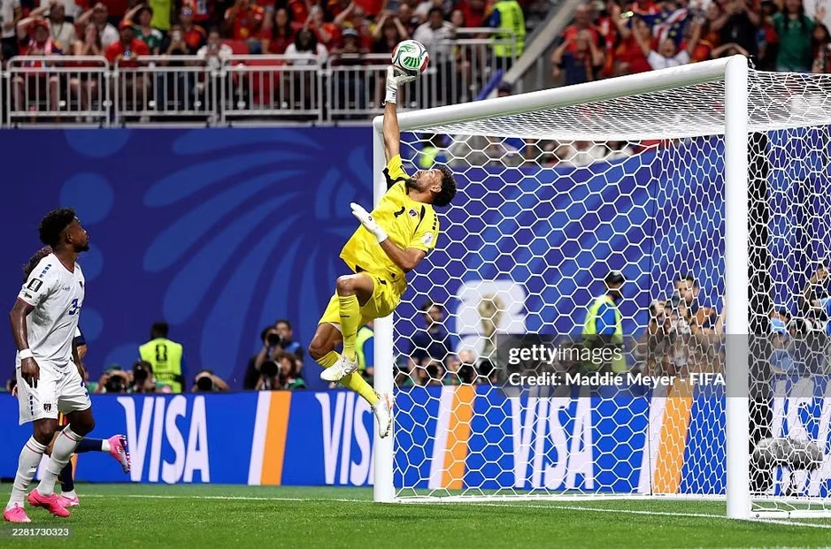 Thủ môn chặn đứng hàng thủ Tây Ban Nha ở World Cup nổi tiếng chóng mặt sau một đêm Thủ môn chặn đứng hàng thủ Tây Ban Nha ở World Cup nổi tiếng chóng mặt sau một đêm