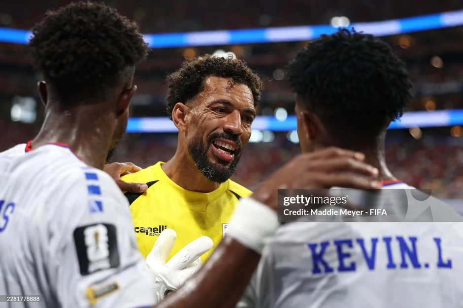 Thủ môn chặn đứng hàng thủ Tây Ban Nha ở World Cup nổi tiếng chóng mặt sau một đêm Thủ môn chặn đứng hàng thủ Tây Ban Nha ở World Cup nổi tiếng chóng mặt sau một đêm