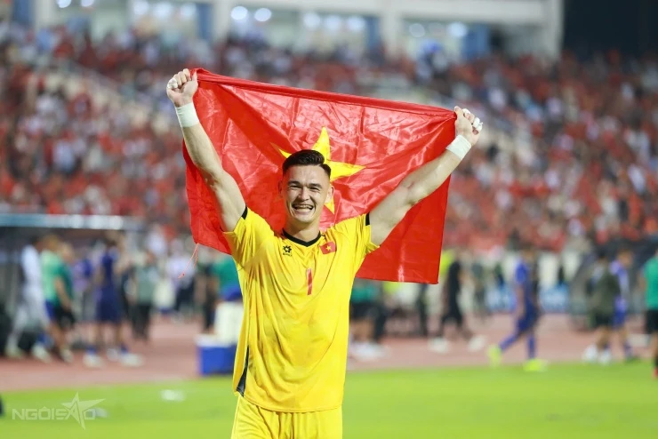 Thủ môn Lê Giang Patrik ôm MC Hoàng Oanh ăn mừng Việt Nam chiến thắng