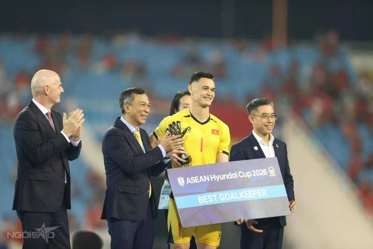 Thủ môn Lê Giang Patrik ôm MC Hoàng Oanh ăn mừng Việt Nam chiến thắng