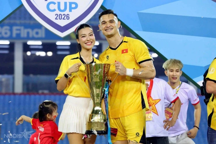 Thủ môn Lê Giang Patrik ôm MC Hoàng Oanh ăn mừng Việt Nam chiến thắng