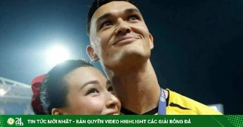 Thủ môn Lê Giang Patrik ôm MC Hoàng Oanh ăn mừng Việt Nam chiến thắng