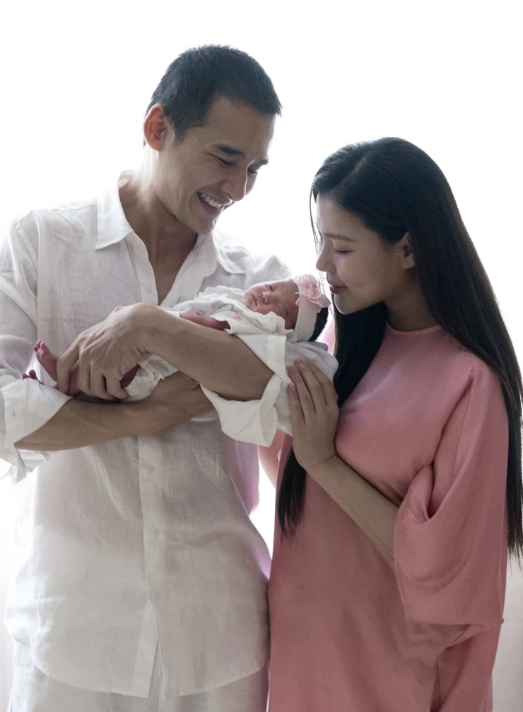 Thúy Diễm khoe diện mạo con gái Rosie Thúy Diễm khoe diện mạo con gái Rosie