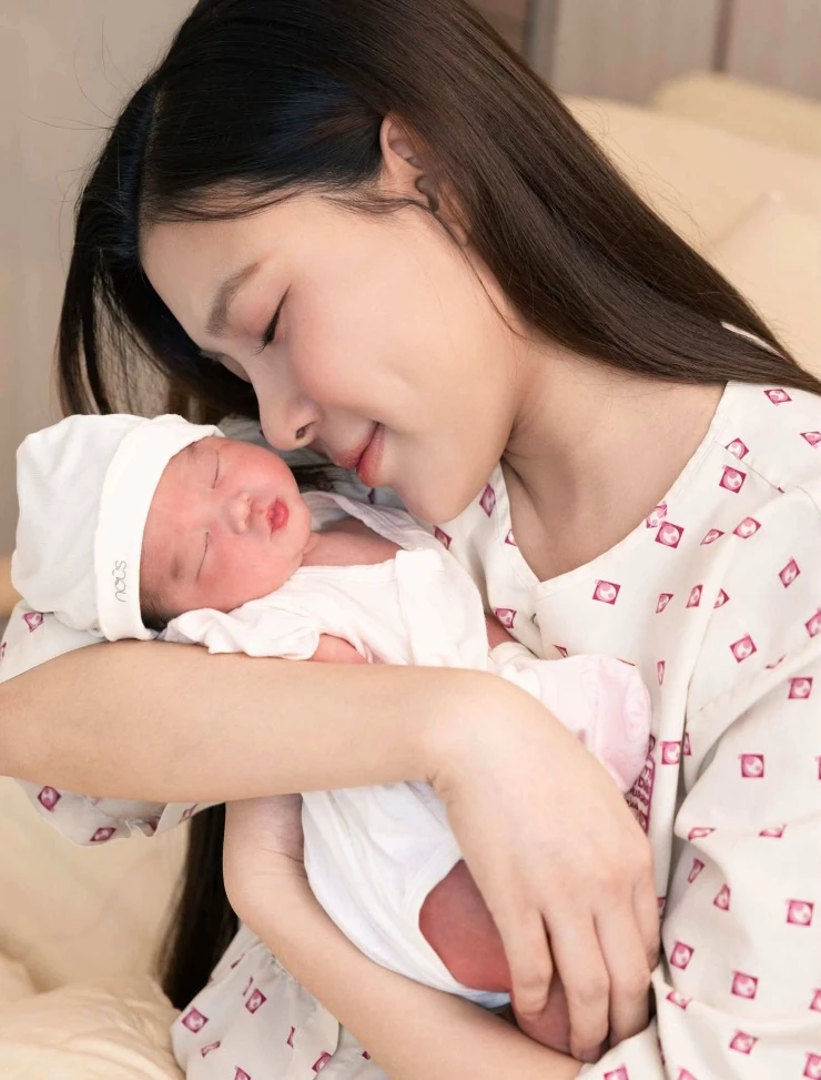 Thúy Diễm khoe diện mạo con gái Rosie Thúy Diễm khoe diện mạo con gái Rosie