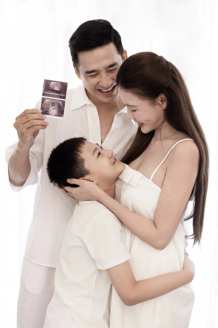 Thúy Diễm mang thai lần 2 sau 10 năm kết hôn với Lương Thế Thành