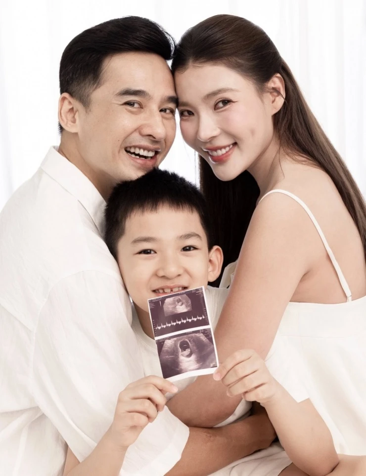 Thúy Diễm mang thai lần 2 sau 10 năm kết hôn với Lương Thế Thành