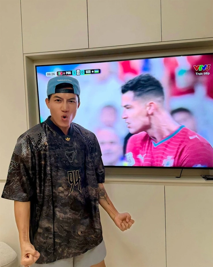 Tiến Luật thức khuya cầu nguyện, Anh Tú tự hào Ronaldo lập kỷ lục 6 kỳ World Cup Tiến Luật thức khuya cầu nguyện, Anh Tú tự hào Ronaldo lập kỷ lục 6 kỳ World Cup