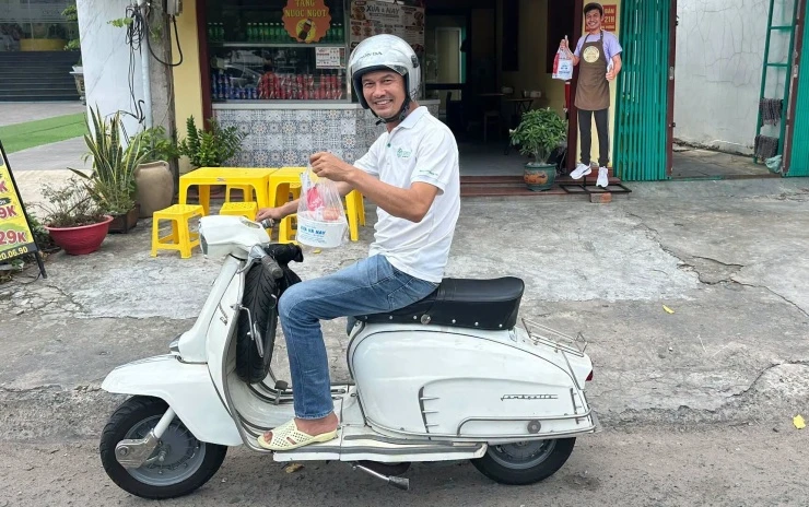 Tiết Cương mở quán lẩu ở quê, tự chạy xe giao hàng