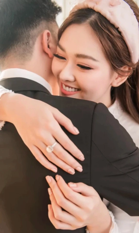Tiểu thư Vbiz được giấu kín bưng nay đã lớn cỡ này: Mẹ là Á hậu visual đỉnh, danh tính bố cực bí ẩn Tiểu thư Vbiz được giấu kín bưng nay đã lớn cỡ này: Mẹ là Á hậu visual đỉnh, danh tính bố cực bí ẩn