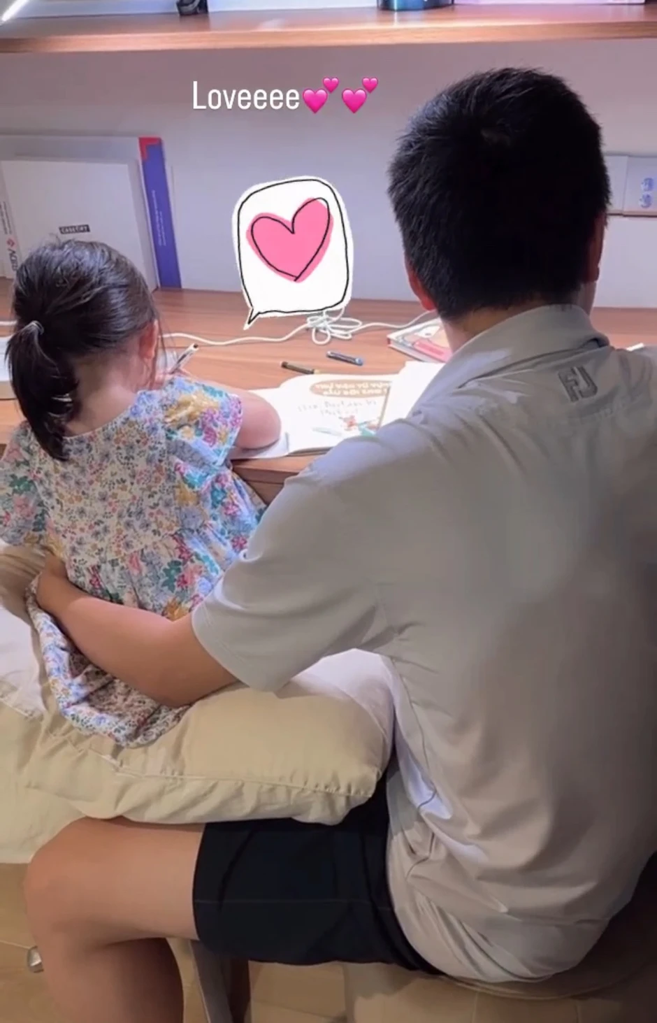 Tiểu thư Vbiz được giấu kín bưng nay đã lớn cỡ này: Mẹ là Á hậu visual đỉnh, danh tính bố cực bí ẩn Tiểu thư Vbiz được giấu kín bưng nay đã lớn cỡ này: Mẹ là Á hậu visual đỉnh, danh tính bố cực bí ẩn
