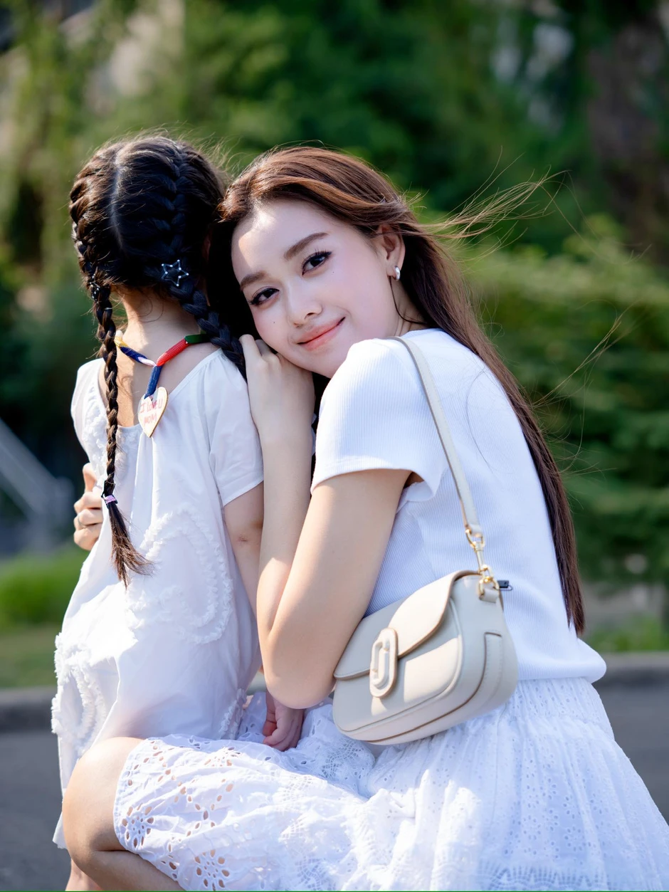 Tiểu thư Vbiz được giấu kín bưng nay đã lớn cỡ này: Mẹ là Á hậu visual đỉnh, danh tính bố cực bí ẩn Tiểu thư Vbiz được giấu kín bưng nay đã lớn cỡ này: Mẹ là Á hậu visual đỉnh, danh tính bố cực bí ẩn