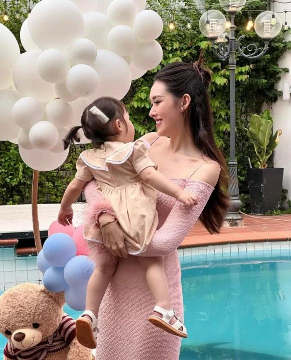 Tiểu thư Vbiz được giấu kín bưng nay đã lớn cỡ này: Mẹ là Á hậu visual đỉnh, danh tính bố cực bí ẩn Tiểu thư Vbiz được giấu kín bưng nay đã lớn cỡ này: Mẹ là Á hậu visual đỉnh, danh tính bố cực bí ẩn