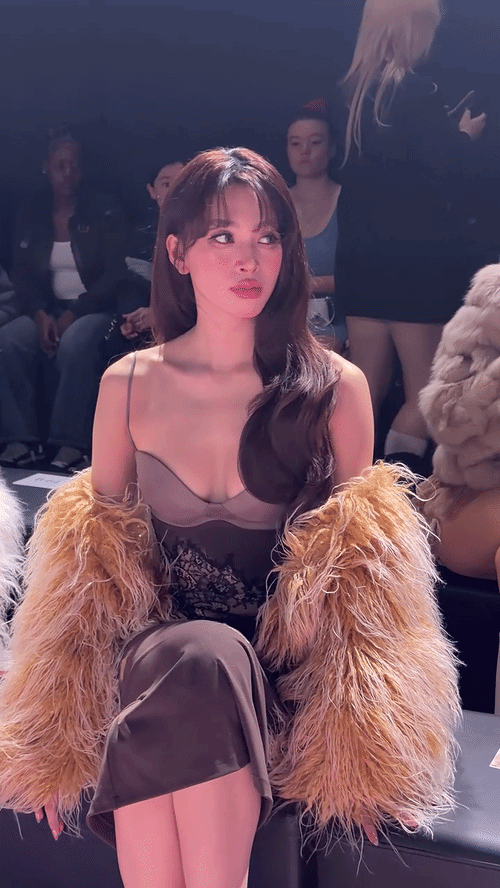 Tiểu Vy mặc váy hở vòng 1 sexy, visual đẹp phát sáng đứng kế Minh Hằng - Ngọc Trinh Tiểu Vy mặc váy hở vòng 1 sexy, visual đẹp phát sáng đứng kế Minh Hằng - Ngọc Trinh