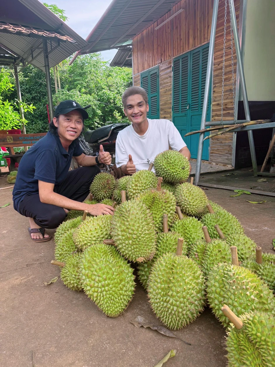 Tình trạng của NS Hoài Linh sau khi lộ ảnh một mình trong bệnh viện
