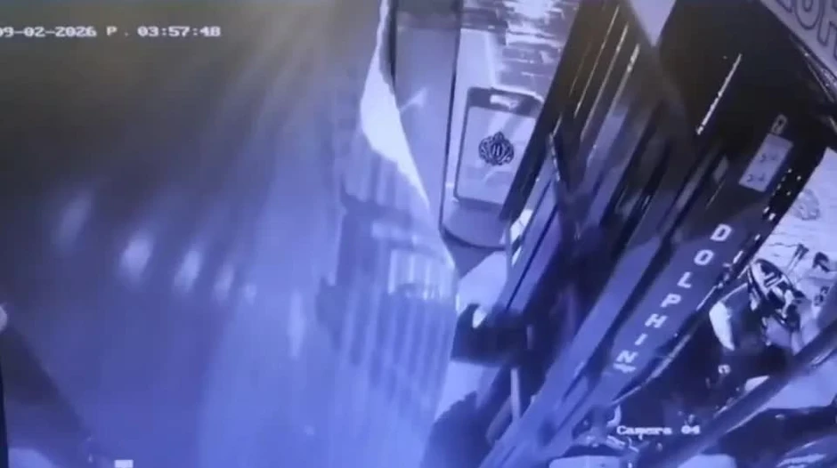 Toàn cảnh vụ trộm “khó đỡ” được camera ghi lại: Đột nhập bằng xe nâng, ôm 150g vàng cưỡi lừa tẩu thoát