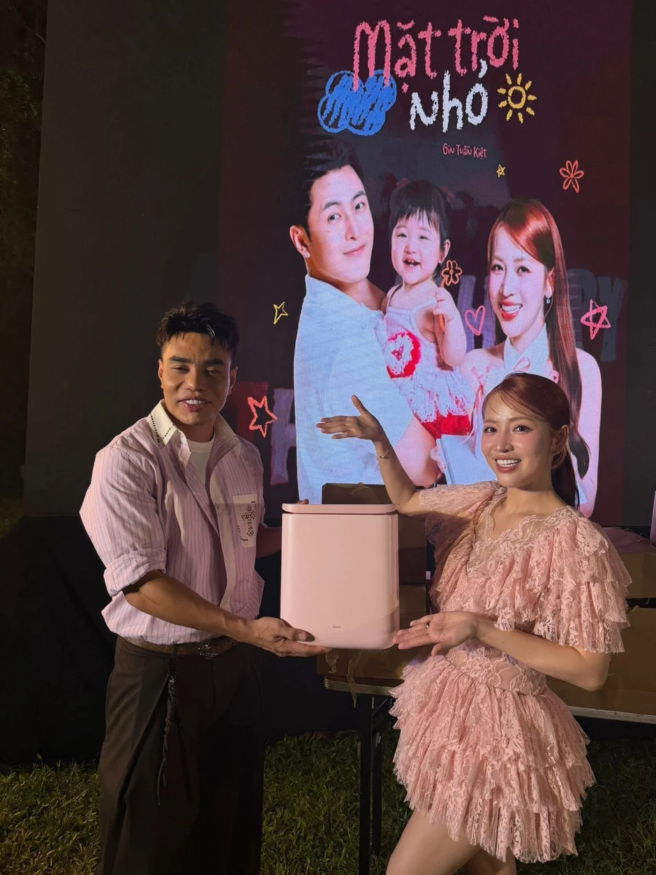 Tóc Tiên, Lê Dương Bảo Lâm và "nửa showbiz" đổ bộ tiệc thôi nôi của ái nữ nhà Puka - Gin Tuấn Kiệt Tóc Tiên, Lê Dương Bảo Lâm và "nửa showbiz" đổ bộ tiệc thôi nôi của ái nữ nhà Puka - Gin Tuấn Kiệt