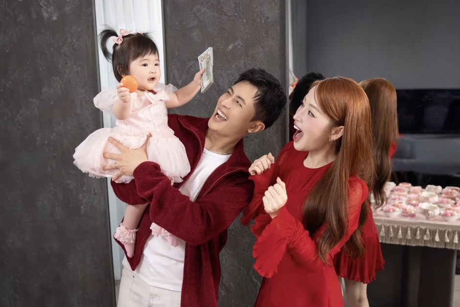 Tóc Tiên, Lê Dương Bảo Lâm và "nửa showbiz" đổ bộ tiệc thôi nôi của ái nữ nhà Puka - Gin Tuấn Kiệt Tóc Tiên, Lê Dương Bảo Lâm và "nửa showbiz" đổ bộ tiệc thôi nôi của ái nữ nhà Puka - Gin Tuấn Kiệt