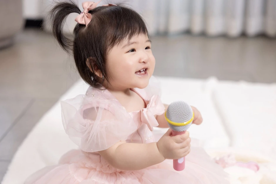 Tóc Tiên, Lê Dương Bảo Lâm và "nửa showbiz" đổ bộ tiệc thôi nôi của ái nữ nhà Puka - Gin Tuấn Kiệt Tóc Tiên, Lê Dương Bảo Lâm và "nửa showbiz" đổ bộ tiệc thôi nôi của ái nữ nhà Puka - Gin Tuấn Kiệt