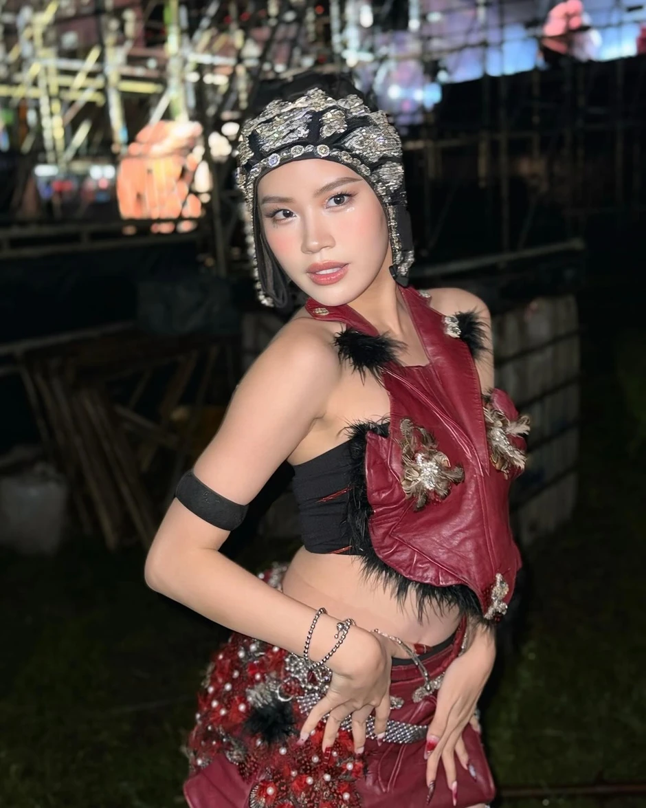 Tóm dính cặp Em xinh - rapper đi hẹn hò ở rạp chiếu phim