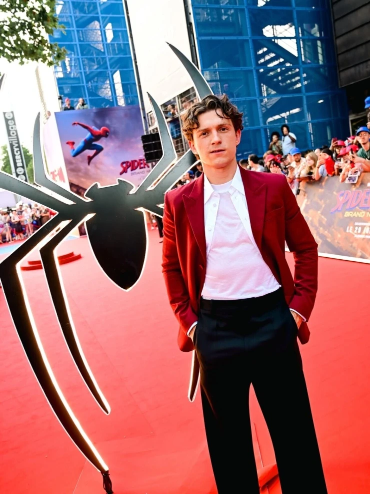 Tom Holland thừa nhận từng xấu hổ khi quảng bá một số bộ phim của mình Tom Holland thừa nhận từng xấu hổ khi quảng bá một số bộ phim của mình