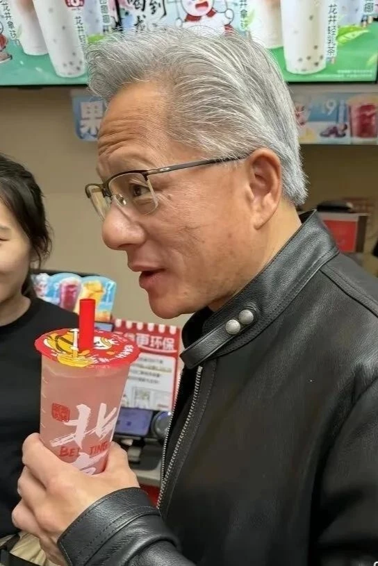 Tổng tài Nvidia Jensen Huang khiến món trà đào Mixue "cháy hàng"