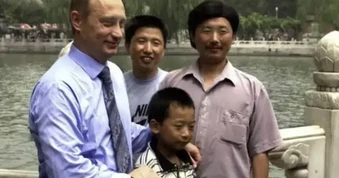 Tổng thống Putin gặp lại “cậu bé” chụp ảnh cùng ở Bắc Kinh 26 năm trước