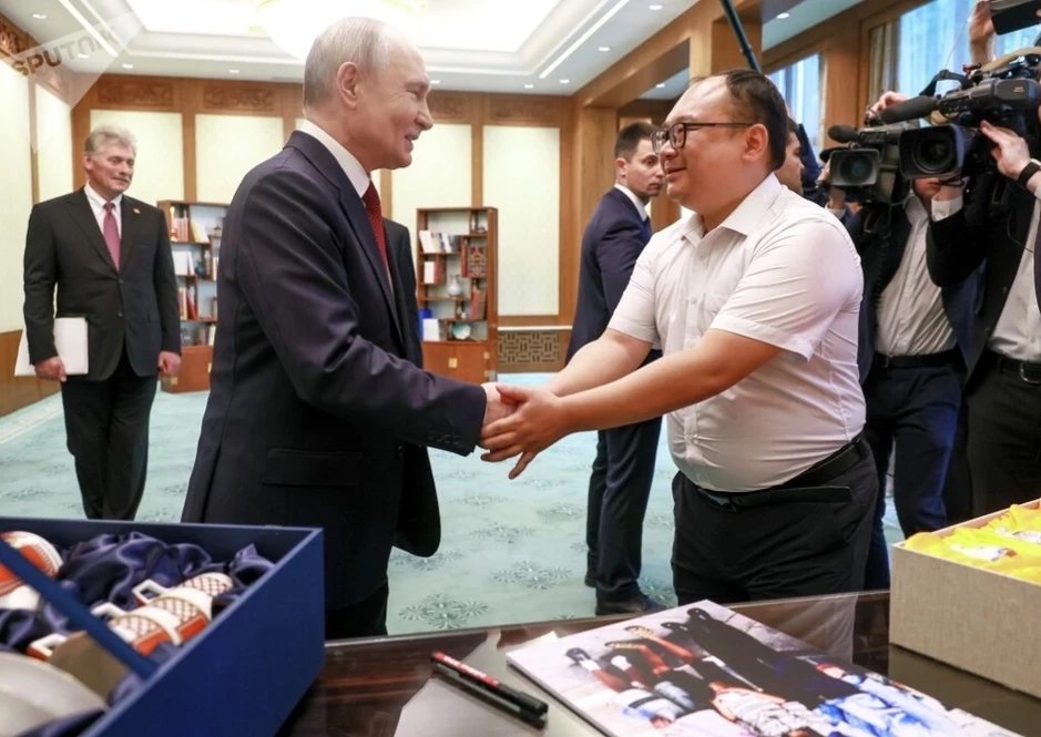Tổng thống Putin gặp lại “cậu bé” chụp ảnh cùng ở Bắc Kinh 26 năm trước